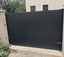 Pose d'une cloture , deux portails coulissants motorisés et d'un portillon en aluminium