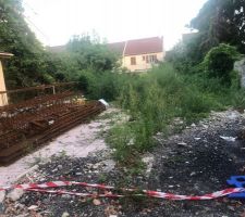 La nature a repris le d&eacute;&ccedil;u chantier laiss&eacute;e &agrave; l'abandon,je perd espoirs car cela va faire 1 ans que j'ai obtenu mon permis de construire.
Ma mise au point technique a &eacute;t&eacute; faite au mois de novembre 2018 jusqu'&agrave; pr&eacute;sent rien a dd&eacute;marr&eacute;. 
Je relance constamment le conducteur de travaux qui ne r&eacute;pond ni au sms, tel ou Mail.
Maison France confort c'est juste &agrave; la t&eacute;l&eacute; sur capital que tout est beau est rose.
Mais la r&eacute;alit&eacute; en dit tout son contraire.
Je suis vraiment d&eacute;&ccedil;u de cette soci&eacute;t&eacute; de construction.
J'appel &ccedil;a une usine &agrave; fric