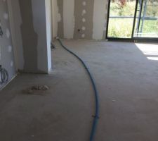 Je reviens poster quelques photos de la construction...
Le cr&eacute;pis a &eacute;t&eacute; projet&eacute;, Chape coul&eacute;.
J?ai profit&eacute; pour ratisser mes murs...
Je posterai des photos de l?int&eacute;rieur plus tard.
Sur cette photo, la chape n?a pas &eacute;t&eacute; coul&eacute; bien s&ucirc;r...&agrave; bient&ocirc;t