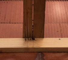 Charpente fissurée après être restée du 5 mars au 29 mars sous la pluie avant d'être installé en 4h. Puis sous la pluie jusqu?au 17 juin date de pose de l?ecran Sous toiture