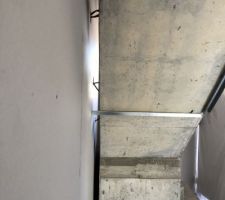 Voici l?escalier béton avec des erreurs de prise de cotes. Le coffrage a pourtant été réalisé deux fois par le maçon avant de couler le béton. Mais vu le résultat c?etait certainement le 1er escalier béton de sa vie.