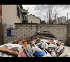 Voici les poubelles de début de chantier (après seulement la maçonnerie) et notre chef de chantier souhaite nous les évacuer en fin de chantier, avant la réception de la maison soit 1 an après. Avec le vent, la pluie et pas de clôture tout s?envole et cela nous crée des litiges avec les voisins et la mairie. Merci maison France Confort
