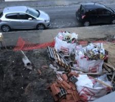 Voici les poubelles de début de chantier (après seulement la maçonnerie) et notre chef de chantier souhaite nous les évacuer en fin de chantier, avant la réception de la maison soit 1 an après. Avec le vent, la pluie et pas de clôture tout s?envole et cela nous crée des litiges avec les voisins et la mairie. Merci maison France Confort