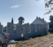 La fa&ccedil;ade. Une id&eacute;e de la vue depuis l'entr&eacute;e du terrain.
