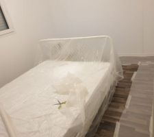 Préparation de la pièce pour peinture.
Lit en mode rond-point géant 
Chambre d'amis/ location airbnb...
Nouveau projet