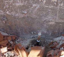 Reprise fondations. Date prévue respectée. Début de la miussion hier avec installation de petits tubes. Le réseau hydraulique à l'intérieur est détecté par un petit appareil de l'entreprise spécialisée. Les techniciens nous ont quand même avoué qu'il aurait été plus facile de faire cette mission avant l'installation du réseau car le risque 0 n'existe pas!!