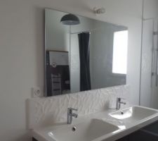 Miroir posé (pas droit) dans la 2ème salle de bain