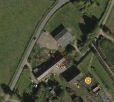 Le b&acirc;timent vu du ciel, la localisation du bureau est entour&eacute;e en rouge.