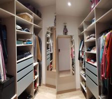 Dressing terminé le miroir à été placé