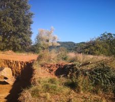 Merci &agrave; l entreprise RAY Tp, il rigole pas avec le terrassement. En 2 jours 700m3 de terre creusee.