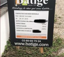Le panneau est enfin en place
