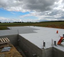 Dalle coul&eacute;e en deux fois ...