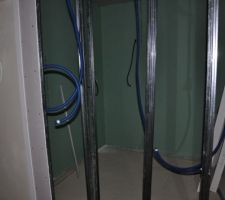 Hauteur de plafond 2,60m, du coup le plaquiste a doublé les montant pour rigidifier les cloisons.