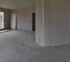 Vue depuis coin de la baie vitrée, face à porte d'entrée