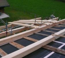 Pan nord : pannes finies, et chevrons sur garage approvisionnés sur les pannes