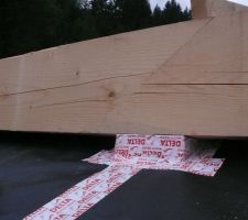 Pannes au nord : l'assemblage repose sur le poteau, collage spécial de la membrane