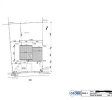 La maison par rapport au terrain, limite de propriété au niveau du garage