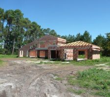 Démarrage de la pose de la charpente par le garage.