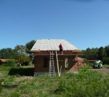 Pose du film sous toiture sur l'ensemble de la maison.