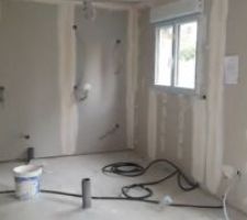 Et voila, placo fini :)
La premiere semaine de la rentr&eacute;e fut bonne !! enfin !!
cette semaine on attends le ravalement et le second passage du plombier...
Nous avons rdv avec notre m&eacute;tr&eacute; jeudi apr&egrave;s midi ! je ferais donc des photos :)