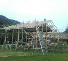 La mission des charpentiers est terminée : chevrons en place (à repositionner pour la paille sur l'habitation).