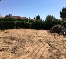 Terrassement final en cours ! 
Etalement du tas de terre, evacuation des déchets végétaux (planqués par le premier terrassier sous la terre)