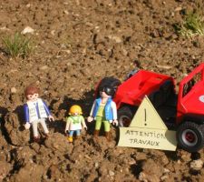 Nous voici sur notre terrain
&agrave; gauche Donatien, au milieu Ma&euml;va, et moi &agrave; droite