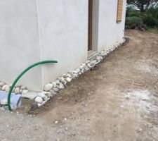 Finalisation de la lame d'air avec des gros cailloux