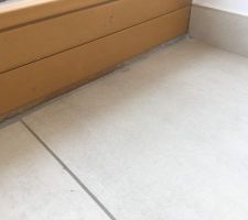 Le joint entre la baie vitrée et le carrelage : une réserve à finir proprement