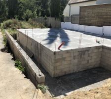 Dalle termin&eacute;e, l?occasion de v&eacute;rifier les mesures et la bonne implantation : tout &agrave; l?air correct, sauf peut &ecirc;tre 5cm au niveau du garage.