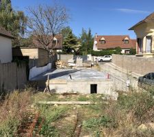 L?acces au Vide Sanitaire semble être en dessous du niveau naturelle du terrain : nécessitera probablement une cours anglaise.