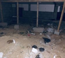 Le vide sanitaire, avec les deux rangs de parpaings supplémentaires pour la bonne implantation de la maison. 
Des supports précaires situés au milieu ?