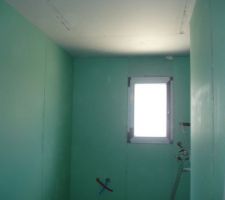 La sdb côté baignoire et au fond à droite la douche à l'italienne !