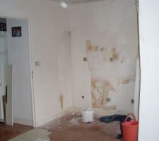 Cuisine d&eacute;mont&eacute;e, cloison d&eacute;coup&eacute;e.