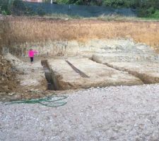 Fondations coulées, nous sommes en plein séchage sur une période de 2 semaines évitons.