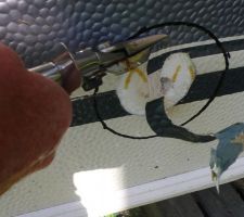 Percement de la caravane : découpe du parement externe à la cisaille à tôle