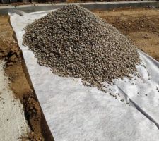 Mise en place du h&eacute;risson de galets sur geotextile