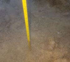 Les tranchées pour les semelles sont pleines d'eau. Ils devront pomper avant de couler le bétons!. L'argile est très imperméables, le niveau n'a quasiment pas bougé un 2 semaines sans pluie.