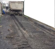 Pas très efficace le grattage, le camion benne a fait de belle ornières.