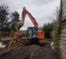 2 pelleteuses pour creuser les fondations.