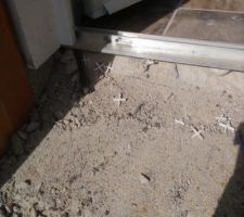 Seuil détruit par le carreleur