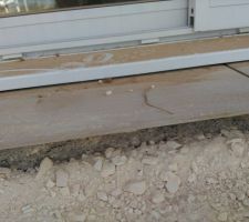 Le carrefour a remis du ciment et coller du carrelage sur le seuil