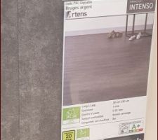 Les dalles PVC vues de plus près pour le sol de la SDB