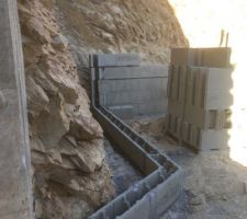 Reprise du chantier après 6 semaines d'arrêt estival... Début élévation des murs avec comme contrainte la roche qu'on ne peut décaisser plus sous peine que le bâtiment en pierre s'écroule... Du coup on perd quelques mètres carrés et on a du repenser l'escalier et l'agencement au dessus.