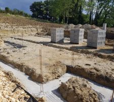 Fondations coulées, parpaings en attente pour le vide sanitaire (5 rangs)