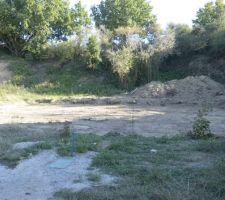 Terrassement de la plateforme qui accueillera la machine à pieux (nom ??)