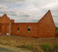 Les murs sont montés, reste la charpente qui devrait pas tarder.