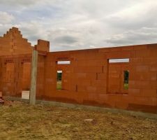 Les murs sont montés, reste la charpente qui devrait pas tarder.