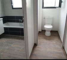 Salle de bain manque plus que le miroir et les appliques :) et wc sur pied à côté