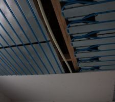 Plafond de la chambre 2 en cours de finition
